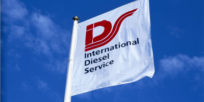 Bandera blanca con logo IDS rojo